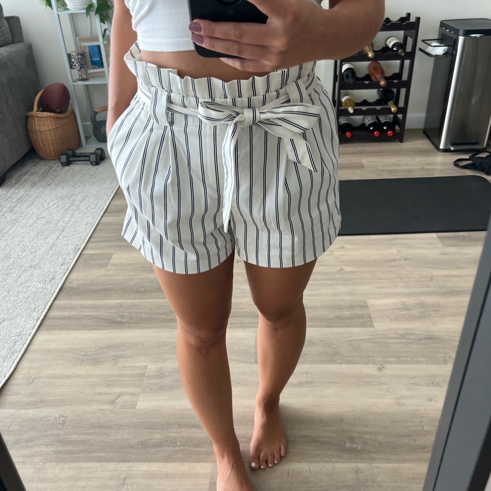 ZARA White belted shorts with black stripes. Shorts with pockets